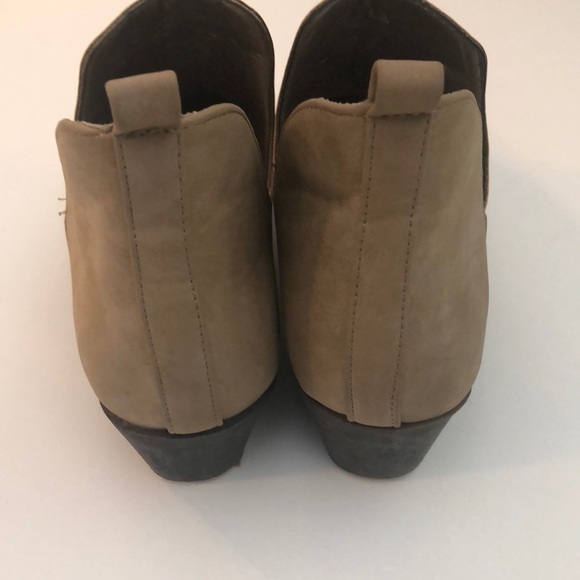 Camel beige tan color Yoki booties with heel - Picture 3 of 7